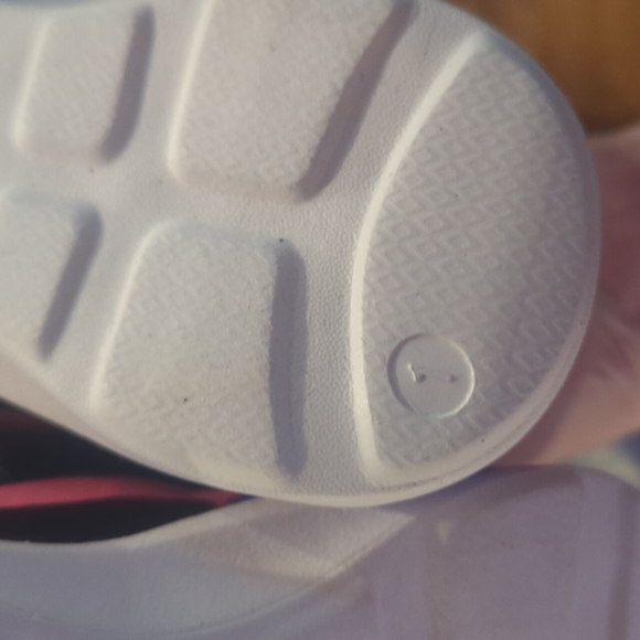 Athletic Works Kids shoes size 1 - Picture 4 of 6